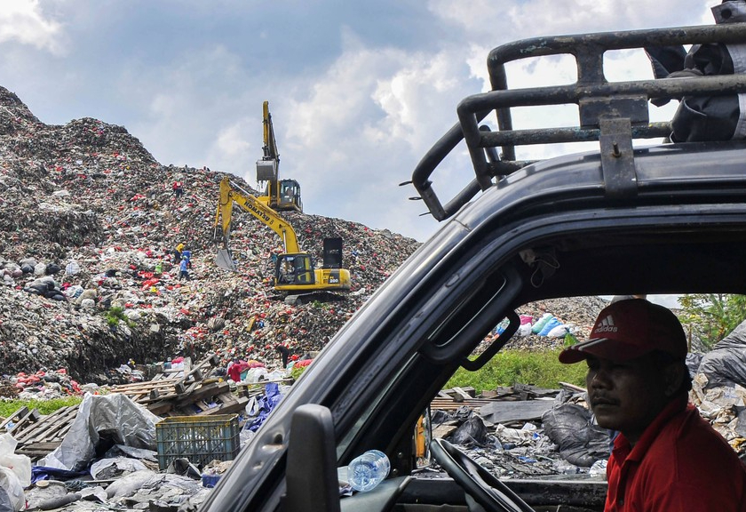Dalam sehari TPA Burangkeng capai volume sampah sebanyak 20 ton per hari. (ANTARA FOTO/ Fakhri Hermansyah)