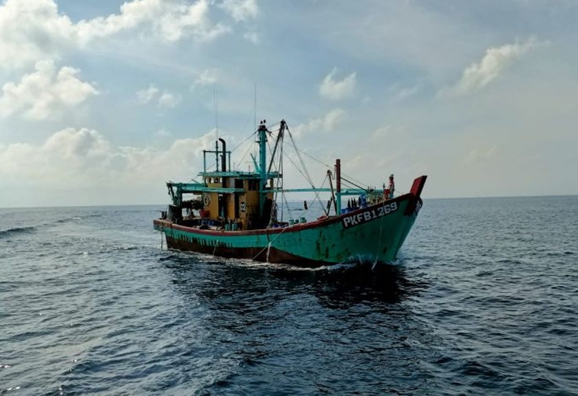 Kapal yang diduga menangkap ikan secara ilegal, yang telah diamankan petugas Pengawasan Sumber Daya Kelautan dan Perikanan. (Antara)