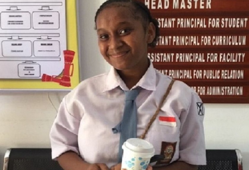 Siswa SMA Gabungan Jayapura di Papua, Nona Raisa Papuana Paisei, memegang es krim sagu. (Antara)