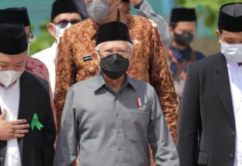 Wakil Presiden Ma'ruf Amin (tengah) saat berkunjung di Pondok Pesantren Kota Pangkalpinang, Selasa (14/6/2022). (Antara)