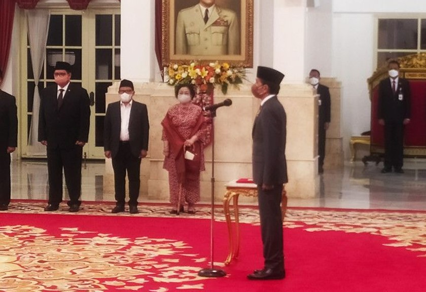Presiden Jokowi lantik menteri perdagangan dan ATR di istana kepresidenan. (Antara)