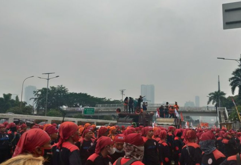 Buruh menyuarakan aspirasi di depan Gedung DPR, Jakarta Pusat, Rabu (15/6/2022). (ANTARA/Luthfia Miranda Putri)


