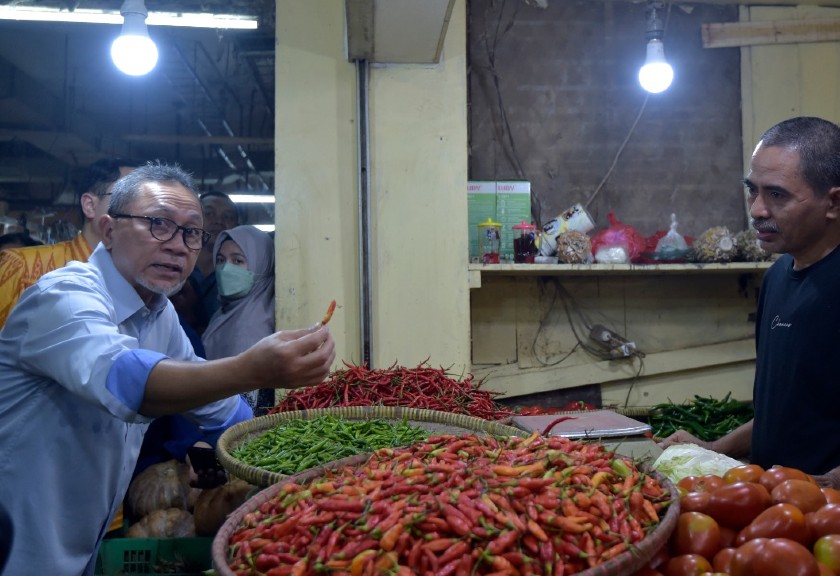 Mendag Zulhas sedang memantau harga kebutuhan pokok di Pasar Cibubur, Kamis (16/6/2022). (Kemendag)