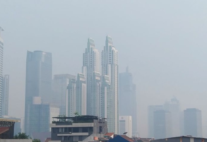Kualitas udara yang tidak sehat menyelimuti gedung-gedung pencakar langit diamati dari kawasan Setiabudi, Jakarta Selatan, Jumat, pukul 07.48 WIB (17/6/2022). (Antara)