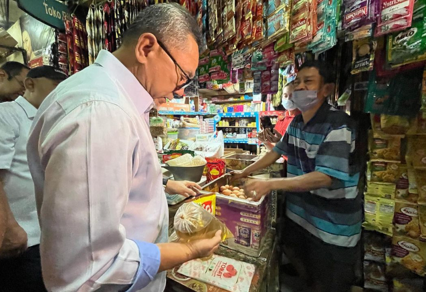 Menteri Perdagangan Zulkifli Hasan didampingi Wakil Menteri Jerry Sambuaga meninjau harga minyak goreng curah di Pasar Cibubur, Jakarta, Kamis (16/6/2022).

(Instagram/zul.hasan) 