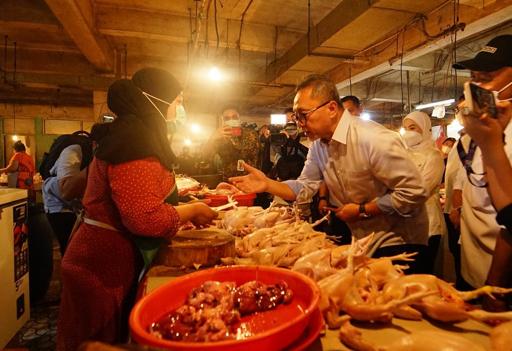 Menteri Perdagangan Zulkifli Hasan meninjau harga daging ayam di Pasar Cibubur, Jakarta, Kamis (16/6/2022). 


(Instagram/zul.hasan) 