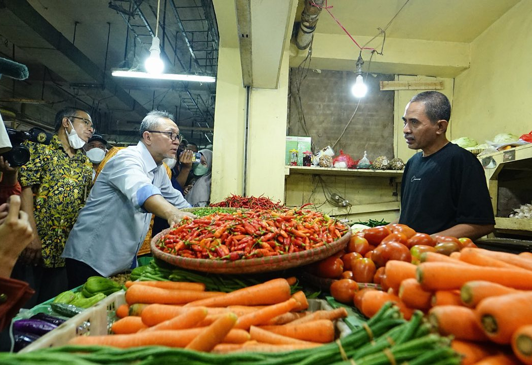 Menteri Perdagangan Zulkifli Hasan didampingi Wakil Menteri Jerry Sambuaga meninjau harga cabai di Pasar Cibubur, Jakarta, Kamis (16/6/2022).

(Instagram/zul.hasan) 
