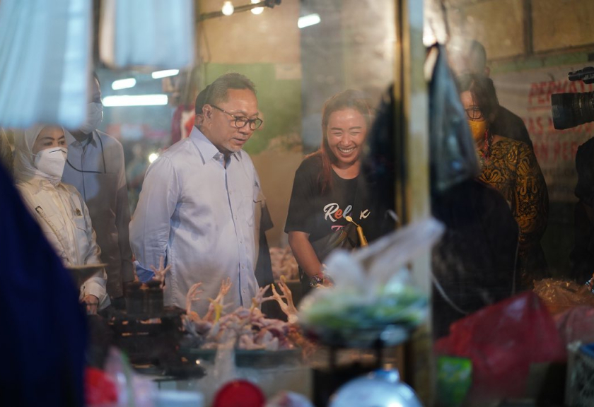Menteri Perdagangan Zulkifli Hasan meninjau harga daging sapi di Pasar Cibubur, Jakarta, Kamis (16/6/2022). 


(Instagram/zul.hasan) 