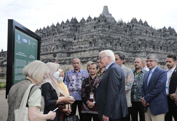 Presiden Jerman Frank-Walter Steinmeier (tengah) mendengarkan penjelasan pemandu wisata saat mengunjungi kompleks Candi Borobudur, Magelang, Jawa Tengah, Jumat (17/6/2022).

(ANTARA/Dok Humas TWCB)