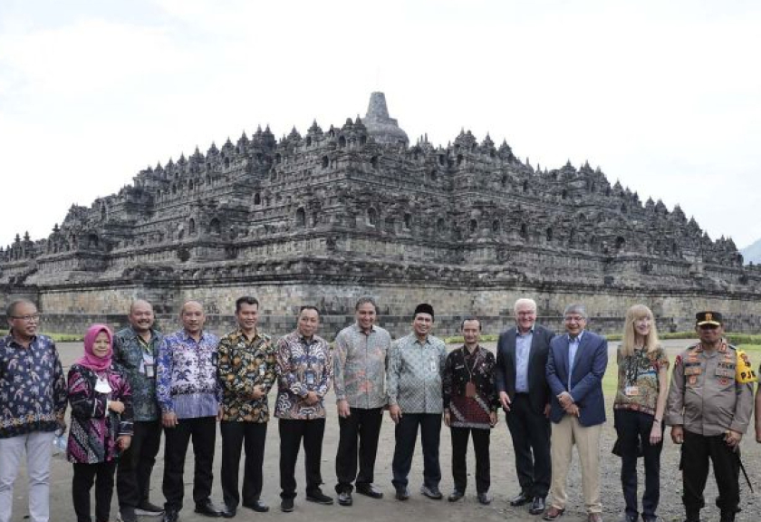 Presiden Jerman Frank-Walter Steinmeier (kelima kanan) berfoto bersama saat mengunjungi kompleks Candi Borobudur, Magelang, Jawa Tengah, Jumat (17/6/2022).

(ANTARA/Dok Humas TWCB)