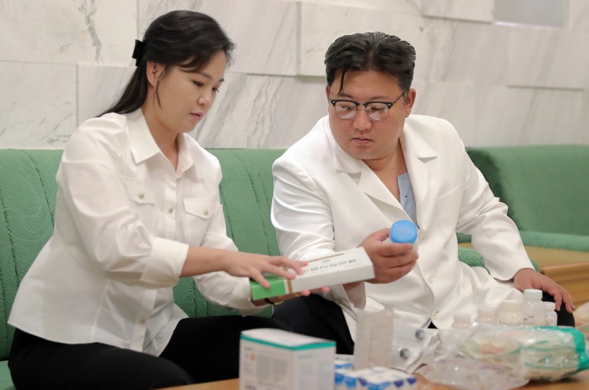 Kim Jong-un tengah menyiapkan obat. (Foto: KCNA)