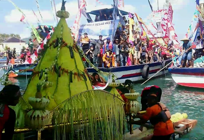 Larung Sembonyo sebuah tradisi nelayan Prigi yang jarang diketahui. (Sariagri/Arief L)