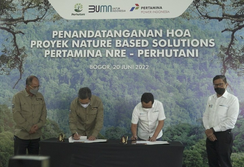 Penandatanganan Head of Agreement (HoA) Kerjasama Pengembangan Proyek NBS oleh Direktur Utama Perum Perhutani diwakili Direktur Operasi Natalas Anis Harjanto dan CEO  Pertamina NRE Dannif Danusaputro di Sentul Eco Edu Tourism Forest, Kabupaten Bogor, Senin (20/6/2022).