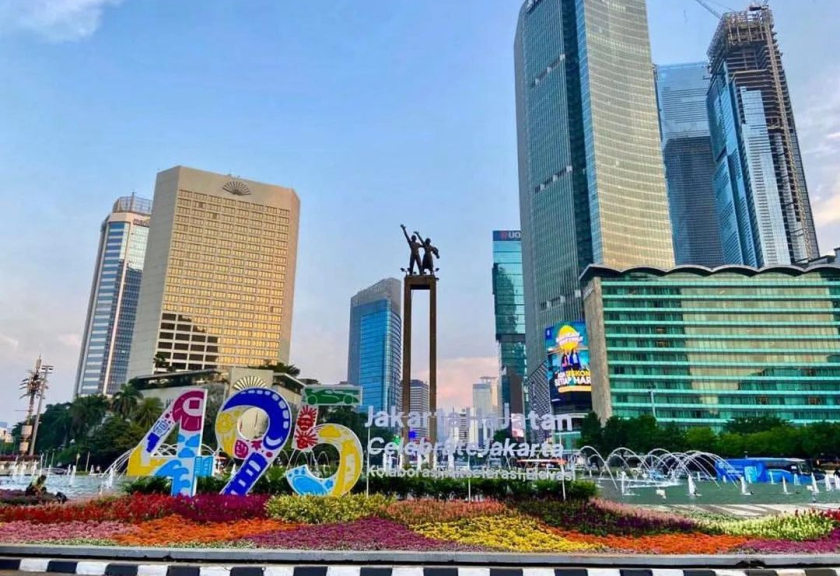 Terlihat dekorasi berupa logo Jakarta Hajatan 495 dan bunga warna-warni di pinggir kolam Bundaran HI.

(Instagram/jktinfo)