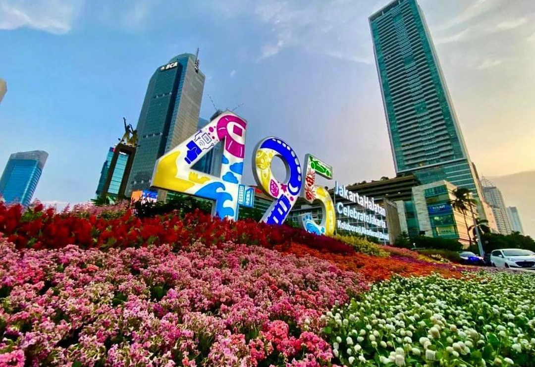 Pembuatan dekorasi tersebut dalam rangka memeriahkan HUT ke-495 Kota Jakarta.

(Instagram/jktinfo)