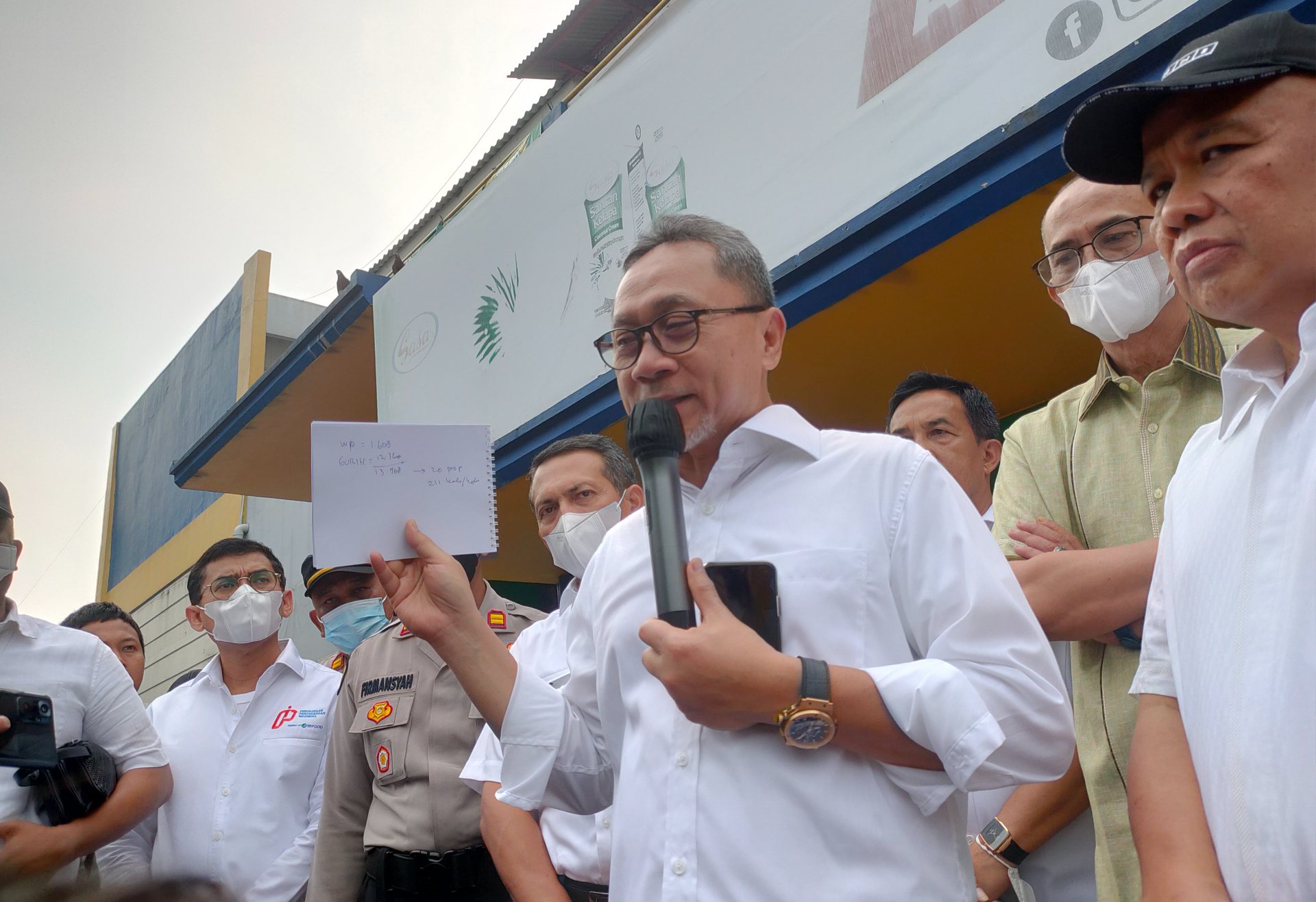 Menteri Perdagangan Zulkifli Hasan memantau harga-harga kebutuhan pokok di Pasar Klender SS, Jakarta Timur, Rabu (22/6).

(Sariagri/Dwi Rachmawati)
