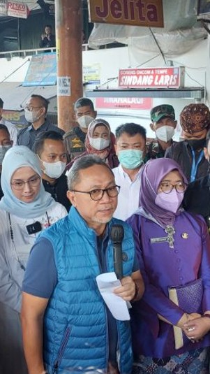 Menteri Perdagangan (Mendag) Zulkifli Hasan seusai meninjau harga kebutuhan pokok di Pasar Kosambi, Bandung. (Antara)