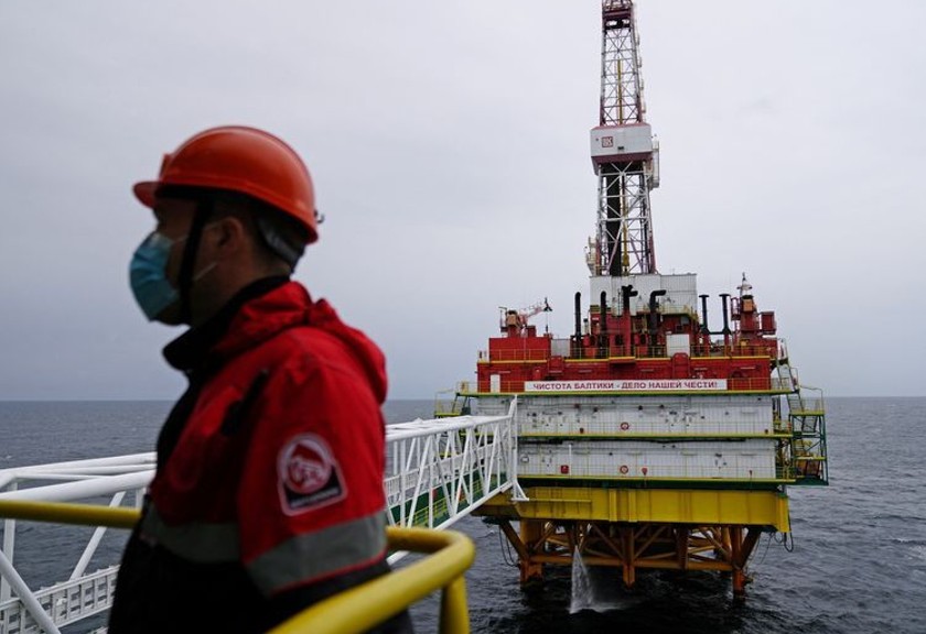 Karyawan di perusahaan Lukoil di ladang minyak Kravtsovskoye di Laut Baltik, Rusia. (Antara/Reuters)