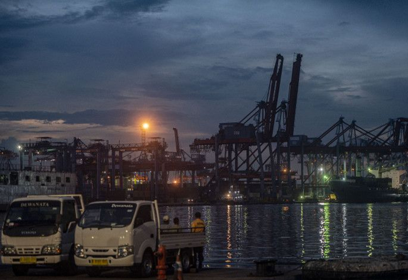Suasana aktivitas bongkar muat peti kemas di Pelabuhan Tanjung Priok (Antara Foto)