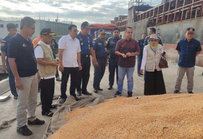 Kepala Badan Pangan Nasional Arif Prasityo Adi (tengah) saat meninjau gudang jagung di Sumbawa (Antara)