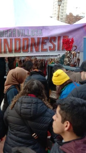 Stand Indonesia dalam kegiatan Indonesia Spice Up the World pada acara ASEAN Bazaar di Buenos Aires, Argentina. (Antara/HO-KBRI Buenos Aires)