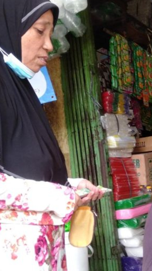 Masyarakat beli minyak goreng curah di Pasar Kramat Jati, Jakarta Timur. (Antara) 