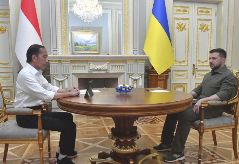 Presiden Joko Widodo (kiri) melakukan pertemuan empat mata dengan Presiden Ukraina Volodymyr Zelenskyy di Istana Maryinsky, di Kyiv, Ukraina, Rabu (29/6/2022). 

(ANTARA FOTO/Setpres/Agus Suparto/Handout)