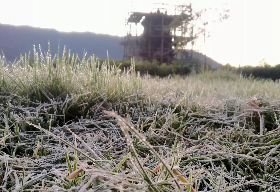 Saat ini Dieng memasuki musim kemarau, saat-saat seperti ini kerap muncul embun es.

(Instagram/dieng.travel)