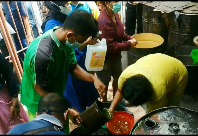 Transaksi jual beli minyak goreng curah di pasar Pasuruan (Sariagari / Arief L)