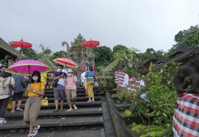 Sejumlah wisatawan mengunjungi desa wisata Penglipuran, Bangli, Bali, Jumat (1/7/2022).

(ANTARA FOTO/Nyoman Hendra Wibowo)