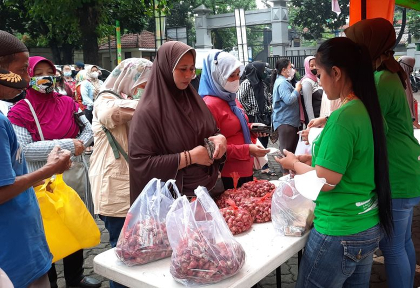 Warga mengantre beli bawang pada pasar murah (Antara)