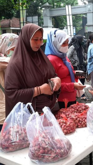 Warga mengantre beli bawang pada pasar murah (Antara)