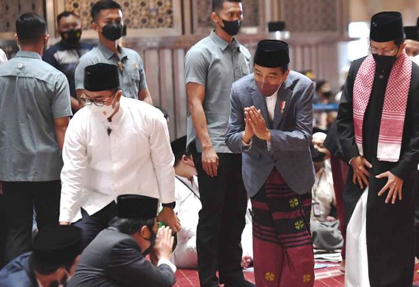 Presiden Joko Widodo (kedua kanan) didampingi Imam Besar Masjid Istiqlal Nasaruddin Umar (kanan) menyapa jamaah menjelang pelaksanaan Shalat Idul Adha di Masjid Istiqlal, Jakarta, Minggu (10/7/2022).

(ANTARA FOTO/Hafidz Mubarak A)