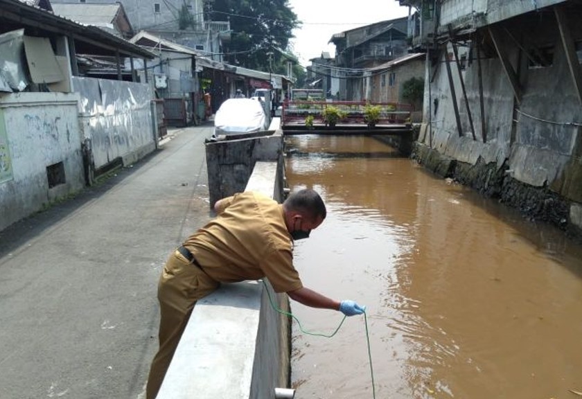Petugas mengambil sampel air Kali Baru di Jakarta Timur, untuk diperiksa di laboratorium. (Antara/HO-DLH DKI Jakarta)