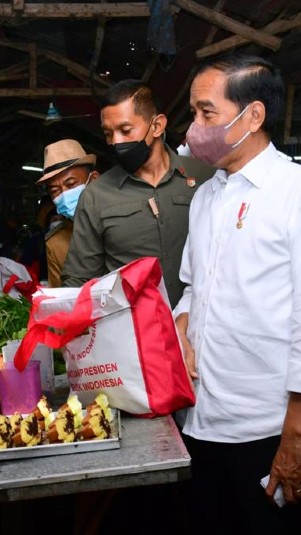 Presiden Jokowi berikan bantuan ke pedagang. (Dok. Humas Jabar)