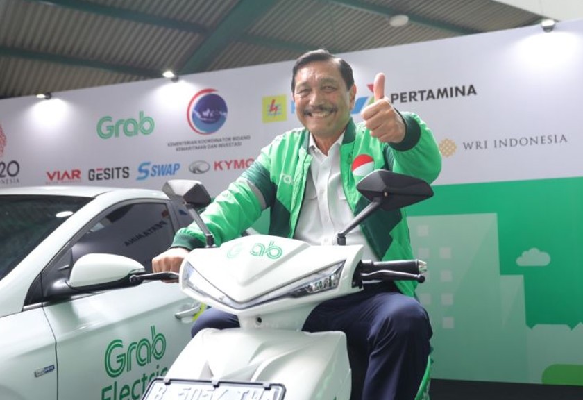 Menko Kemaritiman dan Investasi Luhut Binsar Pandjaitan berpose dengan jaket dan kendaraan listrik Grab Indonesia. (Antara)