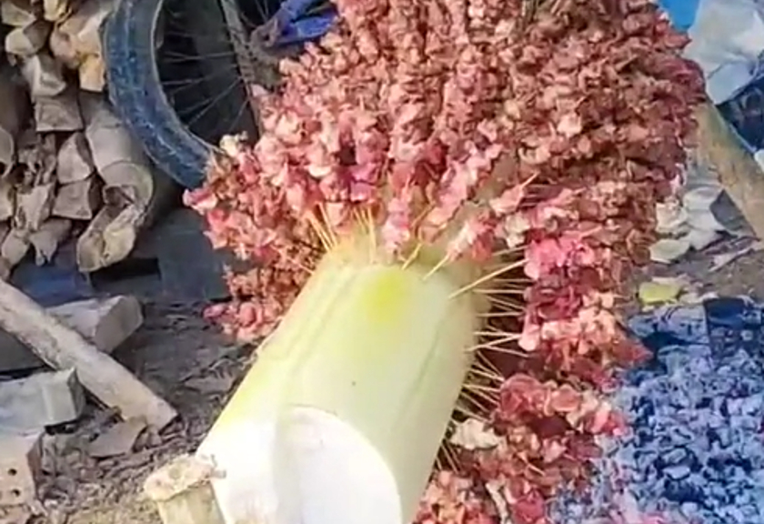 Viral proses bakar sate pakai gedebog pisang (TikTok)