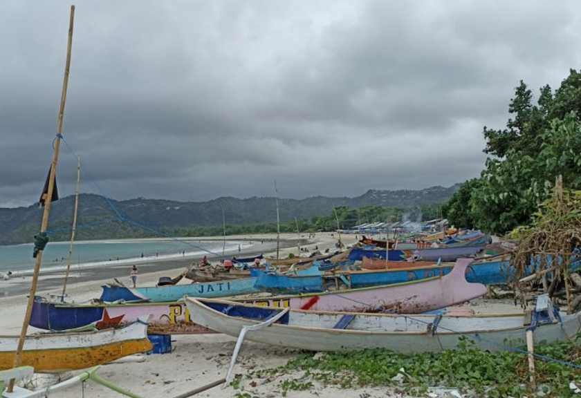 Nelayan di Lombok Tengah tak bisa melaut akibat gelombang tinggi. (Antara)