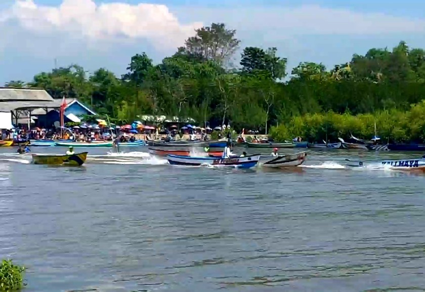 Balapan perahu sudah menjadi tradisi nelayan di kampung pesisir Desa Banjarsari, Kecamatan Sumberasih, Kabupaten Probolinggo, Jawa Timur. (Sariagri/Arief L)