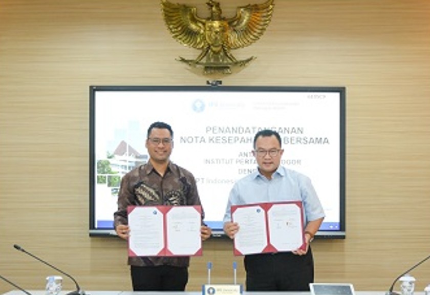 Rektor IPB University Arif Satria bersama Direktur Utama PT Indonesia Blockchain Persada Muhammad Yafi. (IPB University)