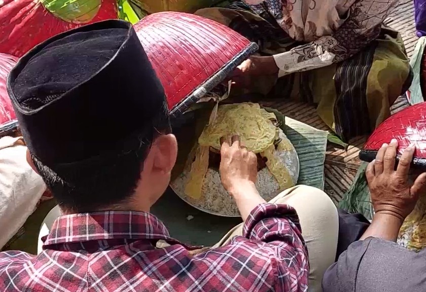 Tradisi Nyadar yang digelar petani garam di Madura, Jawa Timur. (Sariagri/Arief L)