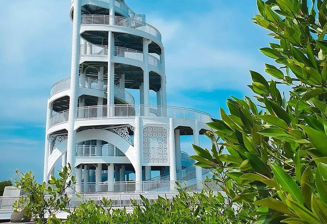 Pengunjung bisa menikmati pemandangan Selat Malaka, selat yang memisahkan wilayah Indonesia dengan Malaysia, dari atas menara. Tower ini tidak hanya menjadi ikon pariwisata di Aceh, tapi juga untuk Indonesia.

(acehskyscrapercity)