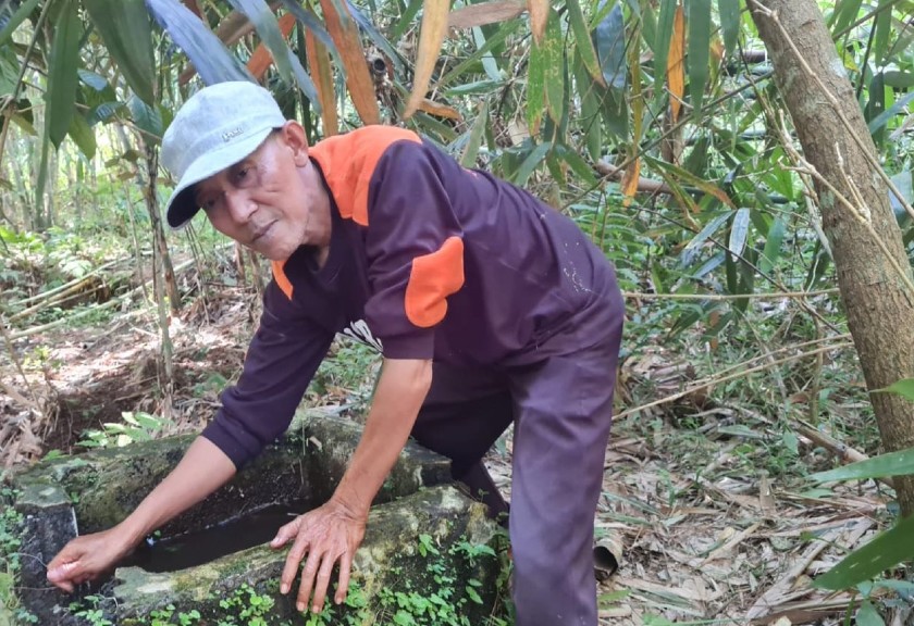 Isa Ansori gigih menjaga kelestarian hutan dan sumber air. (Pemprov Jawa Tengah)