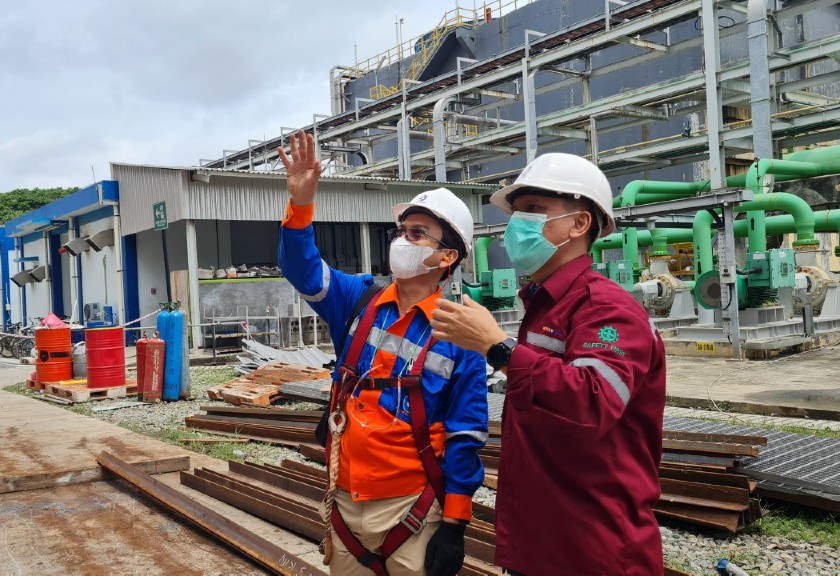 Direktur Utama PKT Rahmad Pribadi (kanan) memantau pabrik 5 PKT di Bontang, Kalimantan Timur.