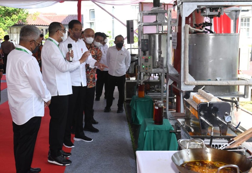 Presiden Joko Widodo meninjau proses penelitian minyak makan merah di Pusat Penelitian Kelapa Sawit (PPKS), Kampung Baru, Kota Medan (Setkab)