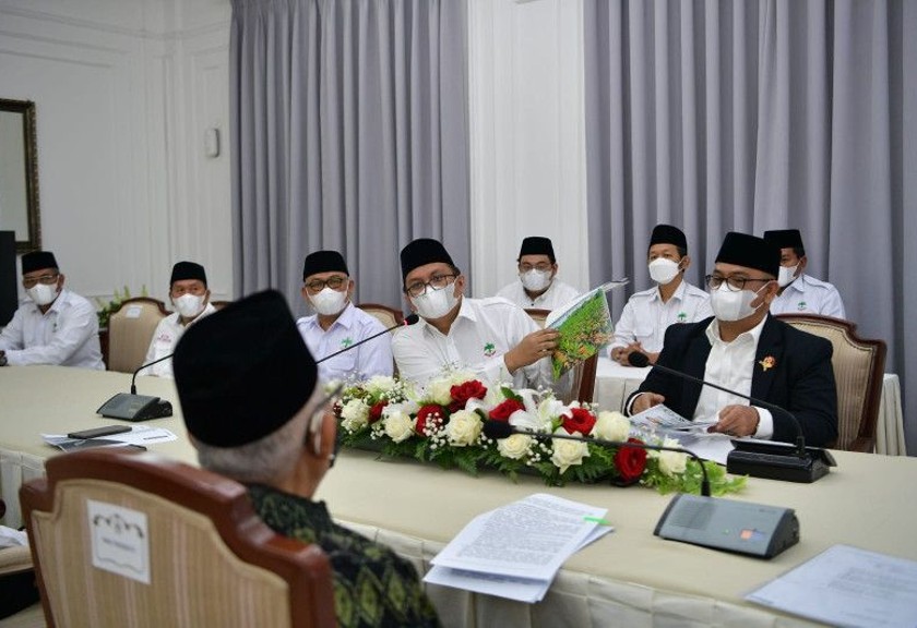 Wakil Presiden RI Ma'ruf Amin menerima audiensi Dewan Pimpinan Pusat Asosiasi Petani Kelapa Sawit Indonesia (DPP Apkasindo) di kediaman resmi Wapres, Jakarta, Kamis (28/7/2022). (Antara/HO-BPMI Setwapres)
