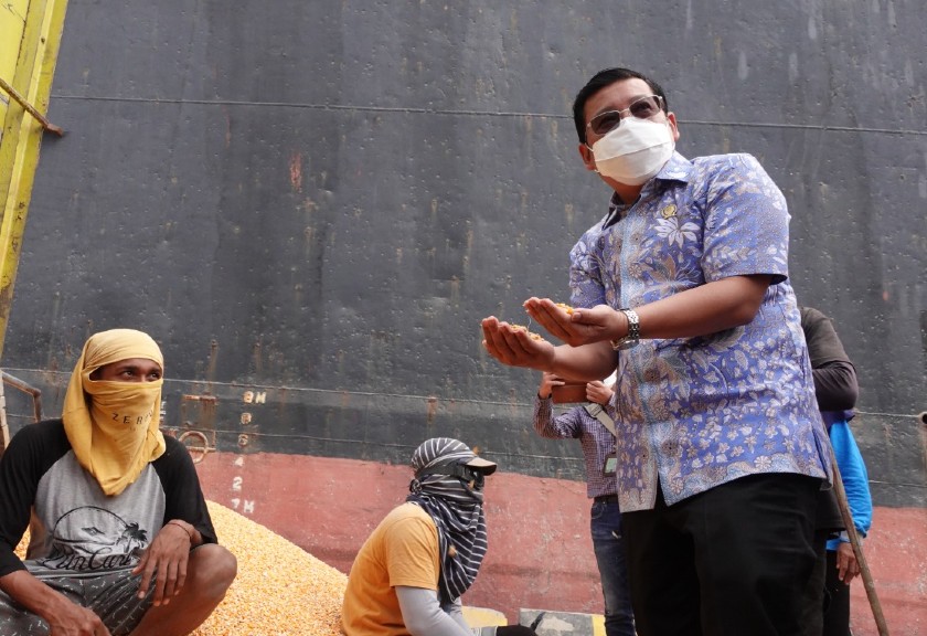 Kepala NFA Arief Prasetyo Adi saat mengunjungi produsen jagung. (Istimewa)