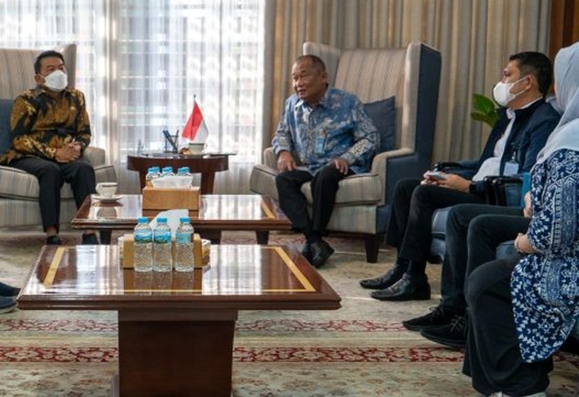 Kepala Staf Kepresidenan Moeldoko menerima eksportir produsen briket arang di Gedung Bina Graha, Jakarta, Selasa (2/8/2022). (Antara/HO-Kantor Staf Presiden)
