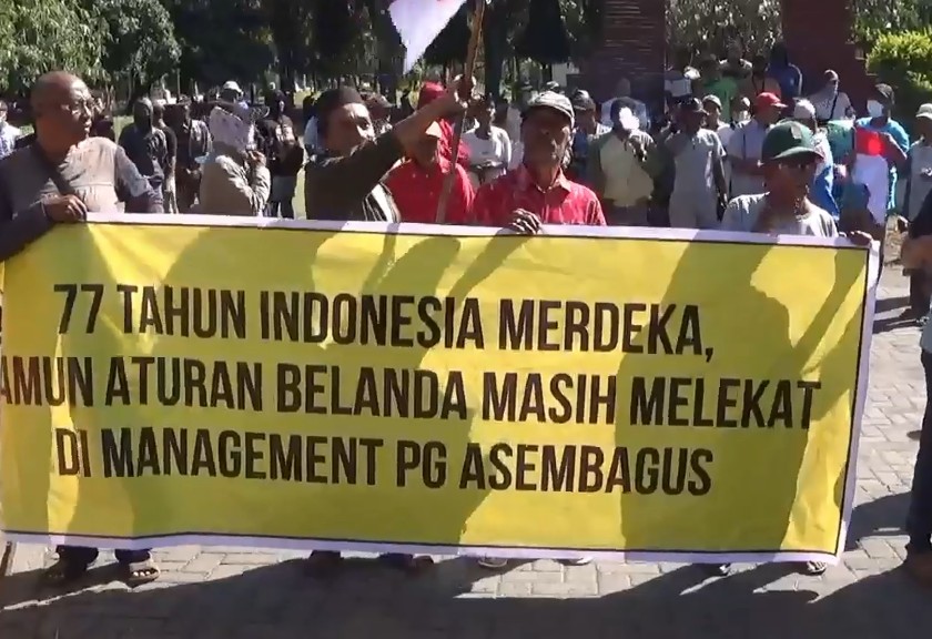 Asosiasi Petani Tebu Rakyat Indonesia (APTRI) menggelar unjuk rasa ke Pabrik Gula (PG) Assembagoes Kabupaten Situbondo, Jawa Timur. (Sariagri/Arief L)