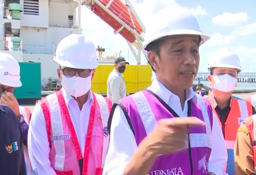 Presiden Jokowi usai meresmikan Terminal Kijing Pelabuhan Pontianak. (Setkab)